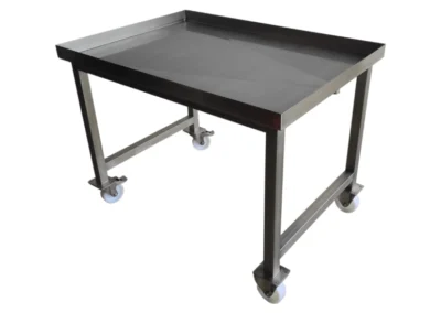 Einfacher Käsetisch mit Ablauf